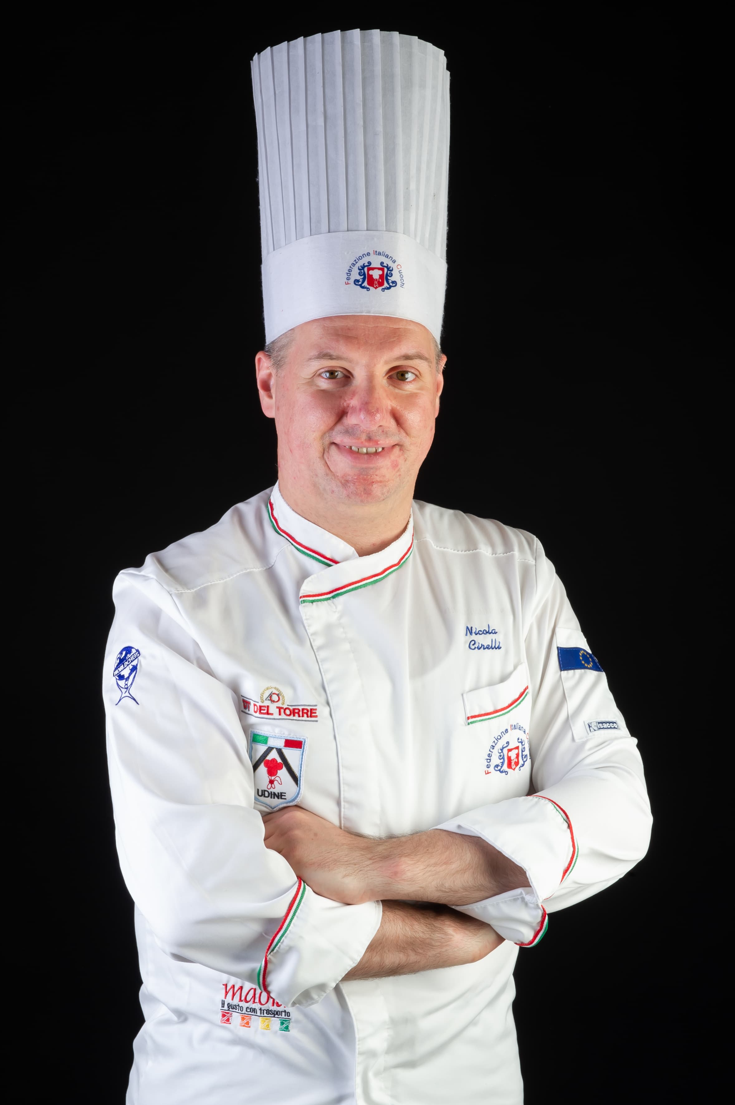Nicola Cirelli in divisa da chef con le divise della Federazione Italiana Cuochi