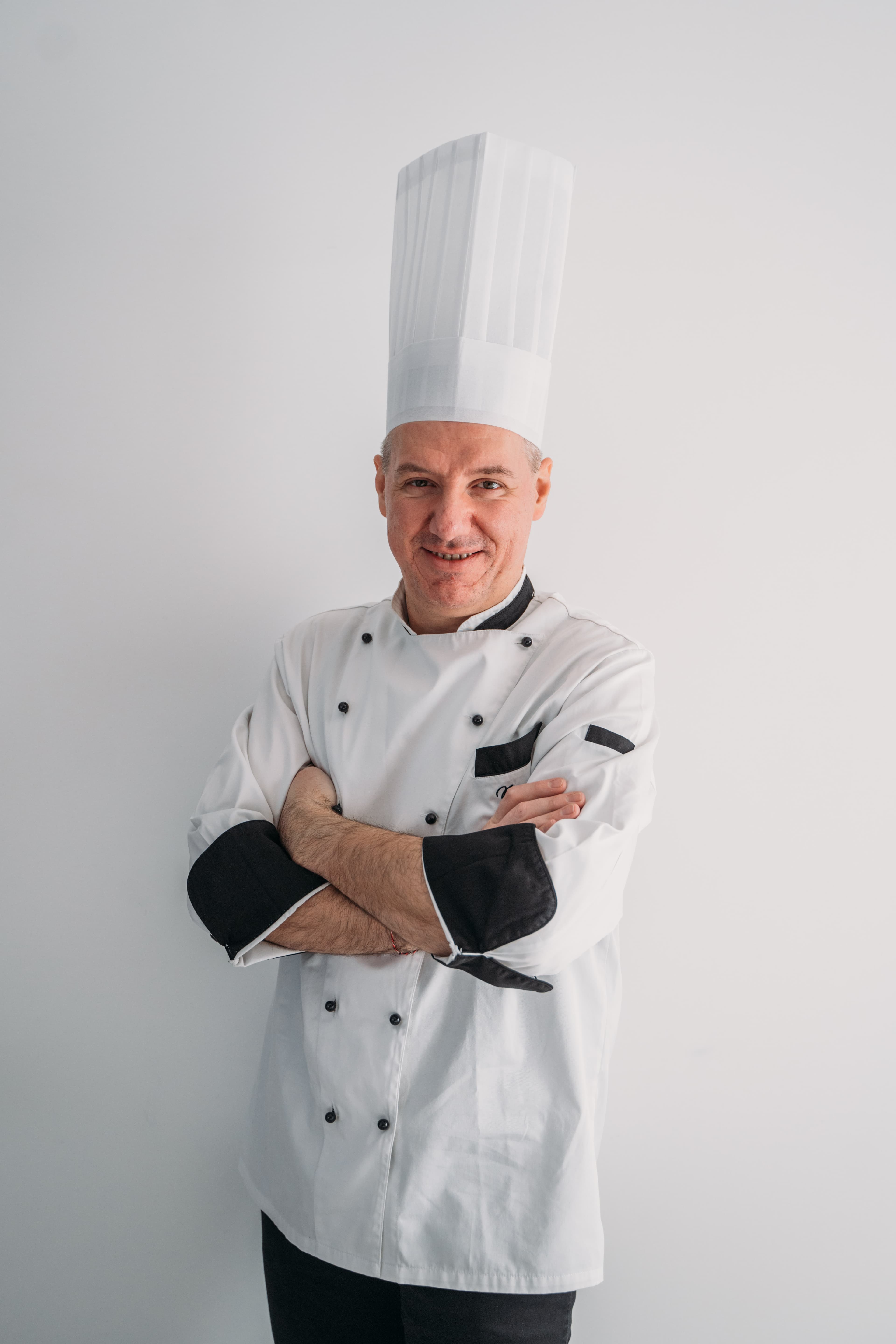 Nicola Cirelli in divisa da chef, ritratto in studio